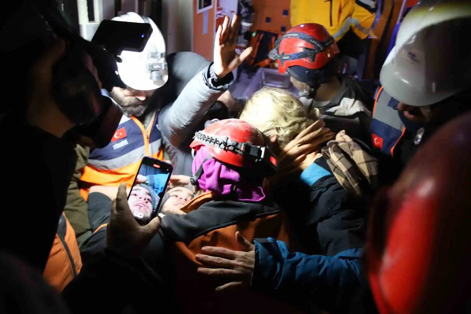 94 saat sonra enkaz altından yürüyerek çıktı, enkaz altında yakınlarını bekleyenlere umut oldu