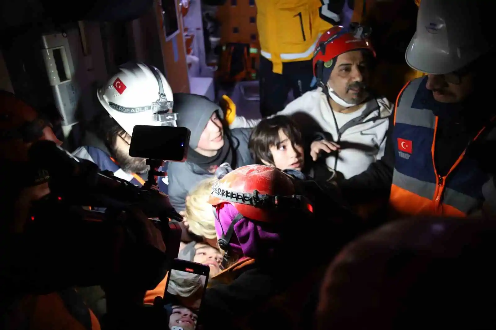 94 saat sonra enkaz altından yürüyerek çıktı, enkaz altında yakınlarını bekleyenlere umut oldu