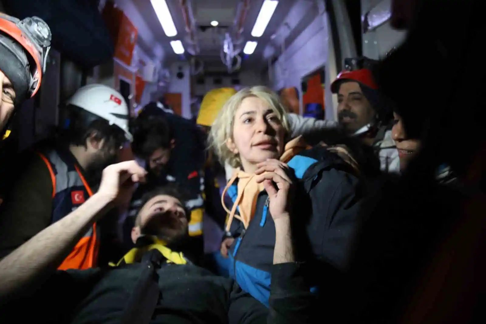 94 saat sonra enkaz altından yürüyerek çıktı, enkaz altında yakınlarını bekleyenlere umut oldu