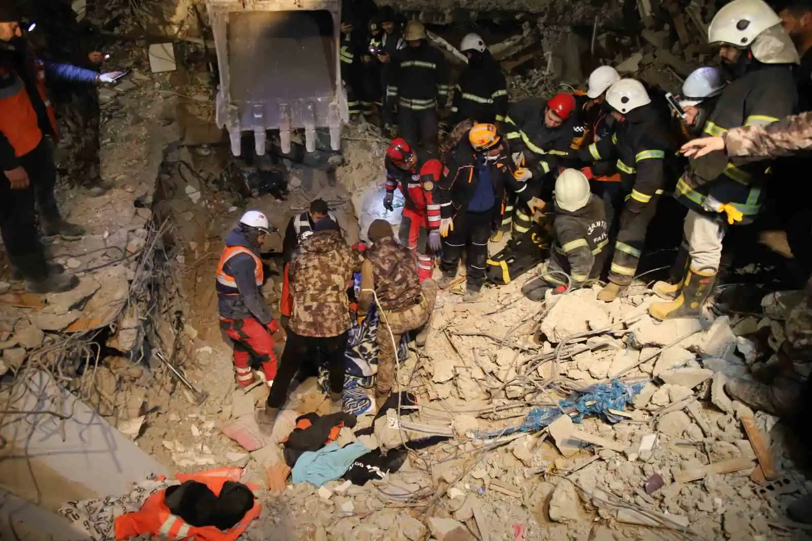 94 saat sonra enkaz altından yürüyerek çıktı, enkaz altında yakınlarını bekleyenlere umut oldu