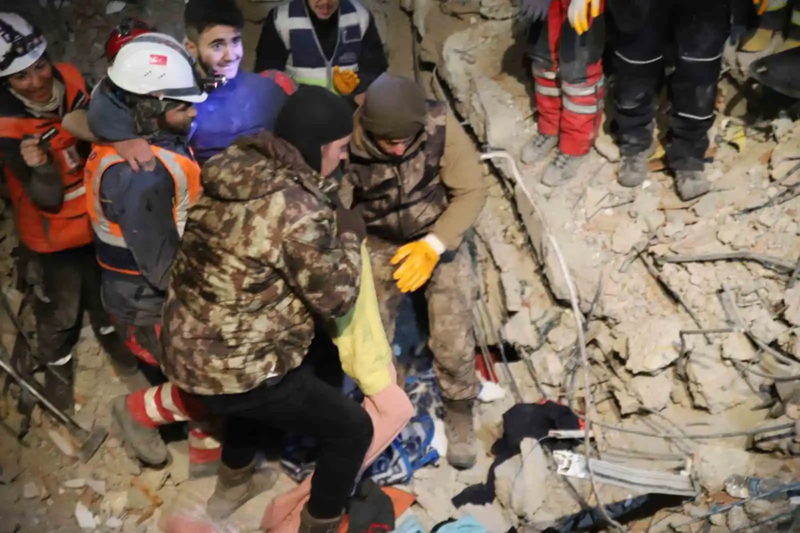 94 saat sonra enkaz altından yürüyerek çıktı, enkaz altında yakınlarını bekleyenlere umut oldu