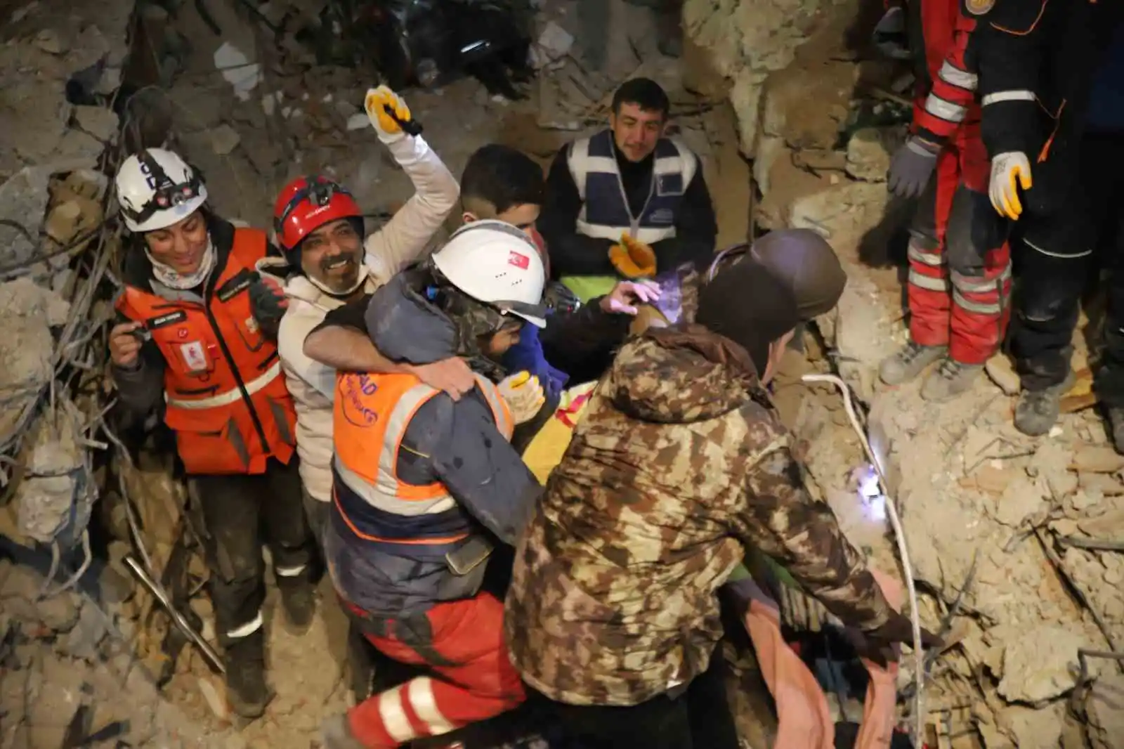 94 saat sonra enkaz altından yürüyerek çıktı, enkaz altında yakınlarını bekleyenlere umut oldu