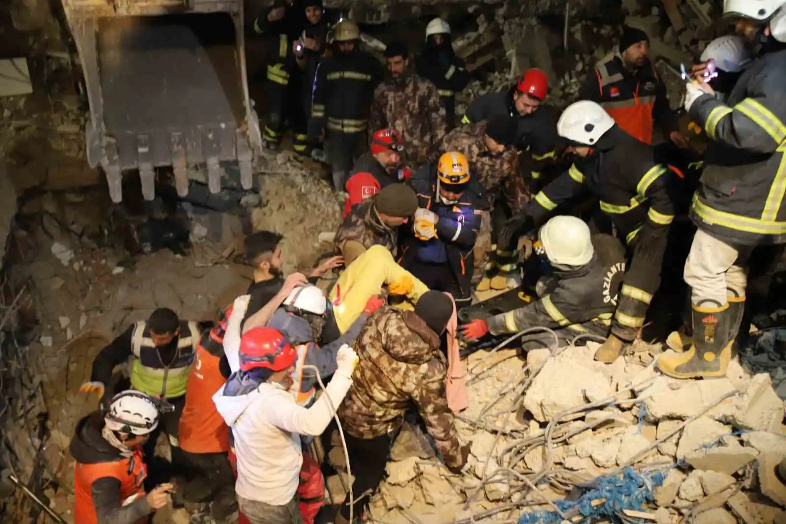 94 saat sonra enkaz altından yürüyerek çıktı, enkaz altında yakınlarını bekleyenlere umut oldu