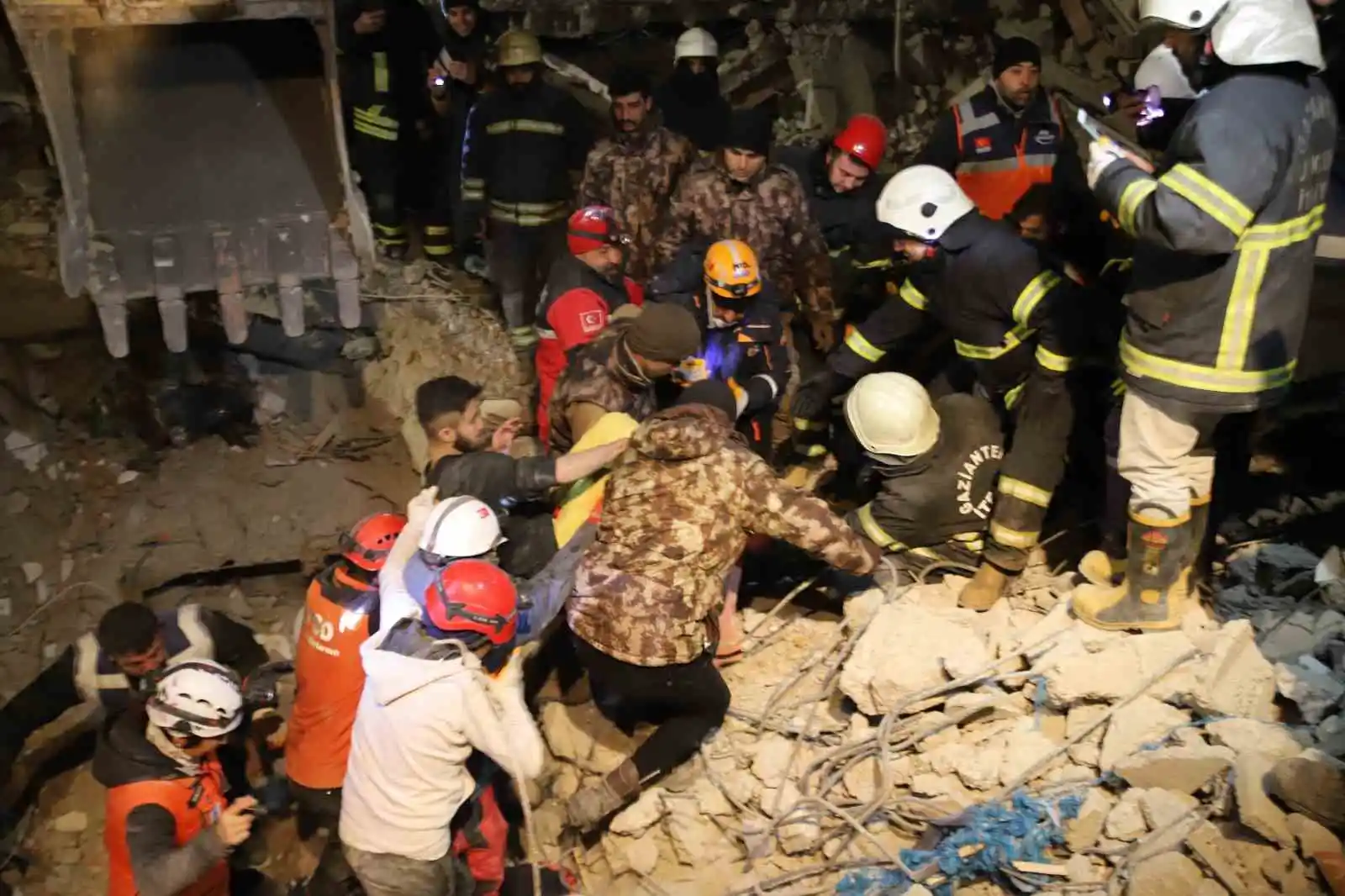 94 saat sonra enkaz altından yürüyerek çıktı, enkaz altında yakınlarını bekleyenlere umut oldu