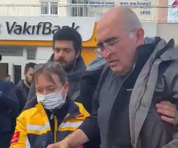 Açlık grevindeki doktor belediye önünde fenalaştı