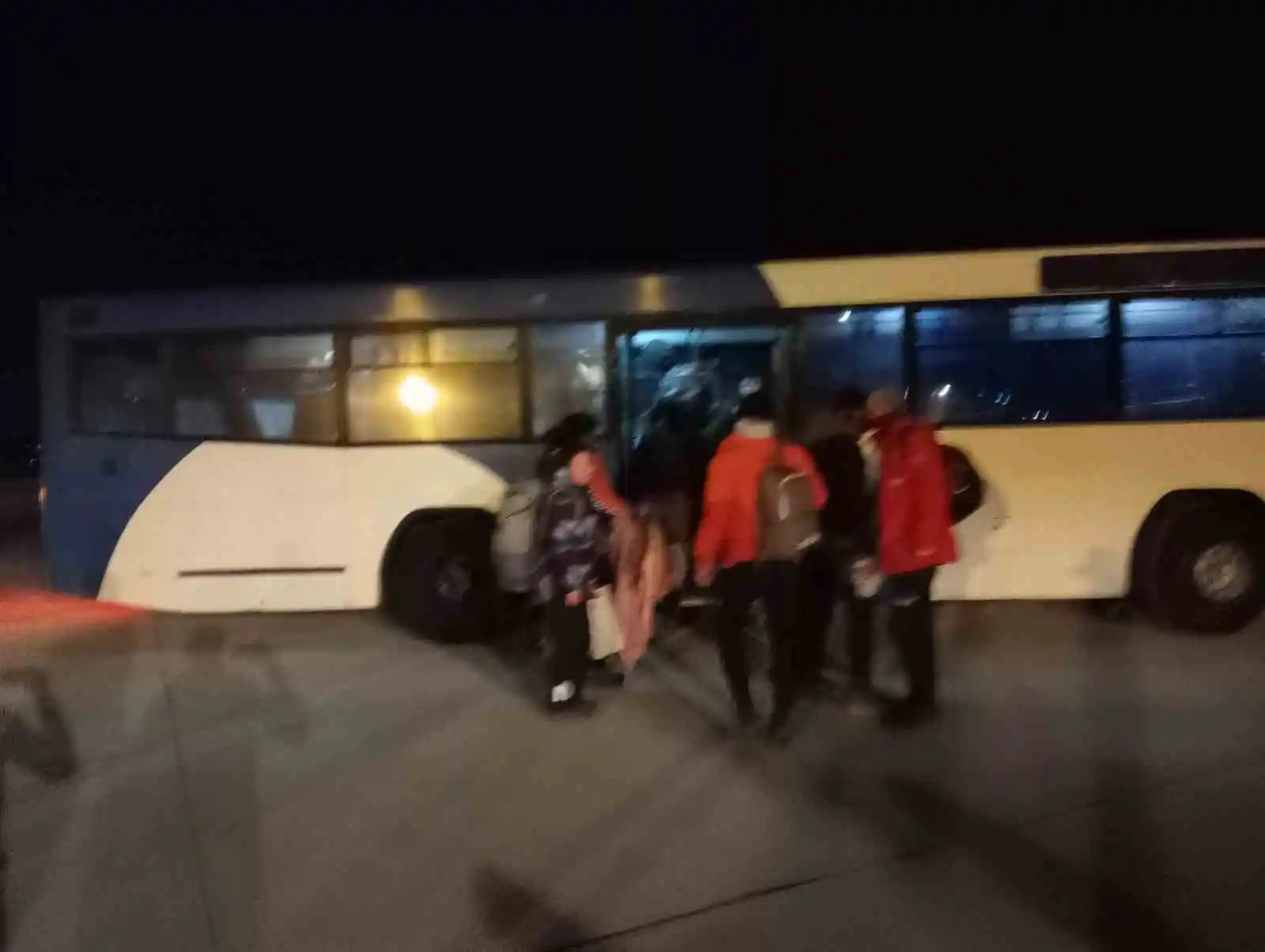 Adana’da enkaz çalışmalarındaki 60 kişilik askeri ve sivil ekip TSK uçağıyla İstanbul’a getirildi
