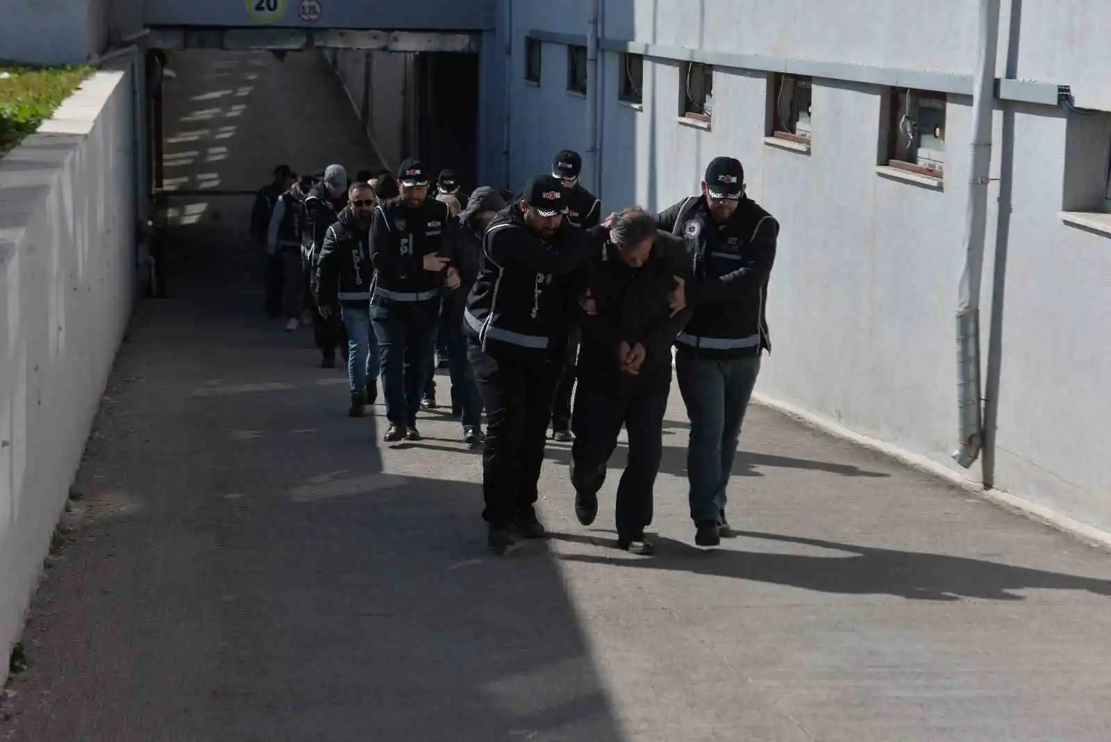 Adana'da gözaltına alınan 9 müteahhit ve mühendisten 6'sı tutuklandı
