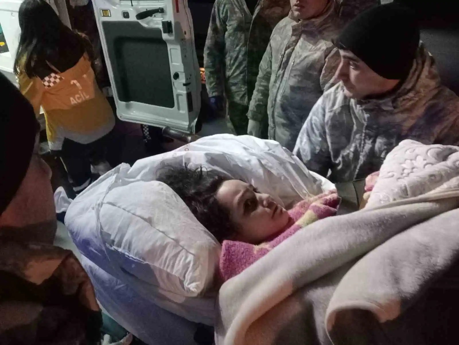 Adana'daki yaralı 49 depremzede ve 25 refakatçi TSK uçağıyla İstanbul'a getirildi