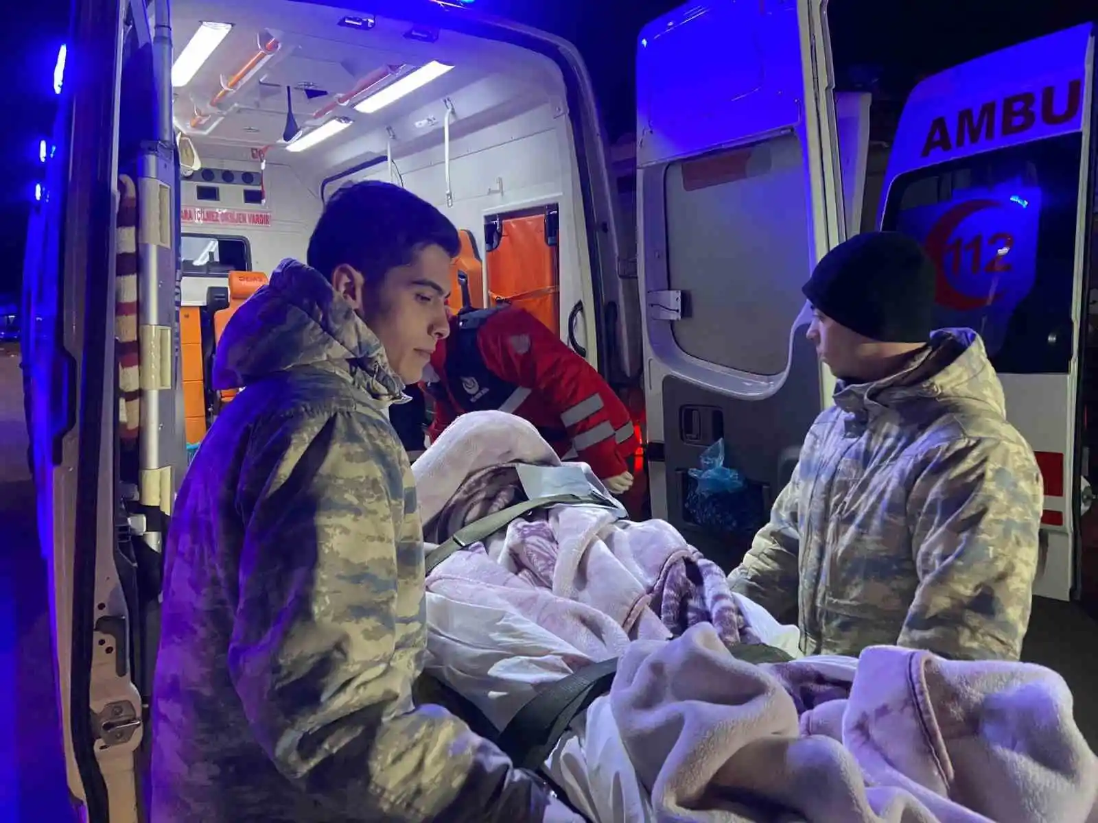 Adana’dan askeri kargo uçağıyla 30 yaralı depremzede İstanbul’a getirildi