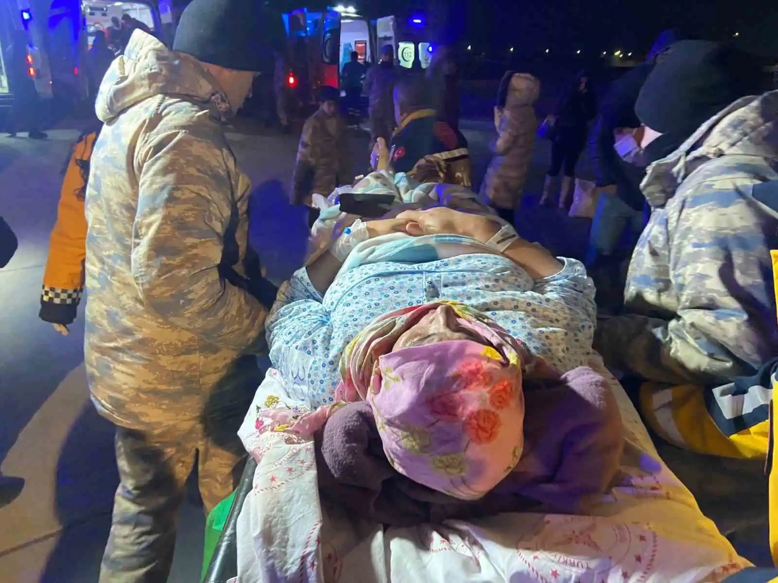 Adana’dan askeri kargo uçağıyla 30 yaralı depremzede İstanbul’a getirildi