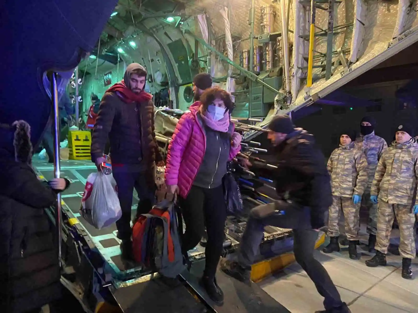 Adana’dan askeri kargo uçağıyla 30 yaralı depremzede İstanbul’a getirildi
