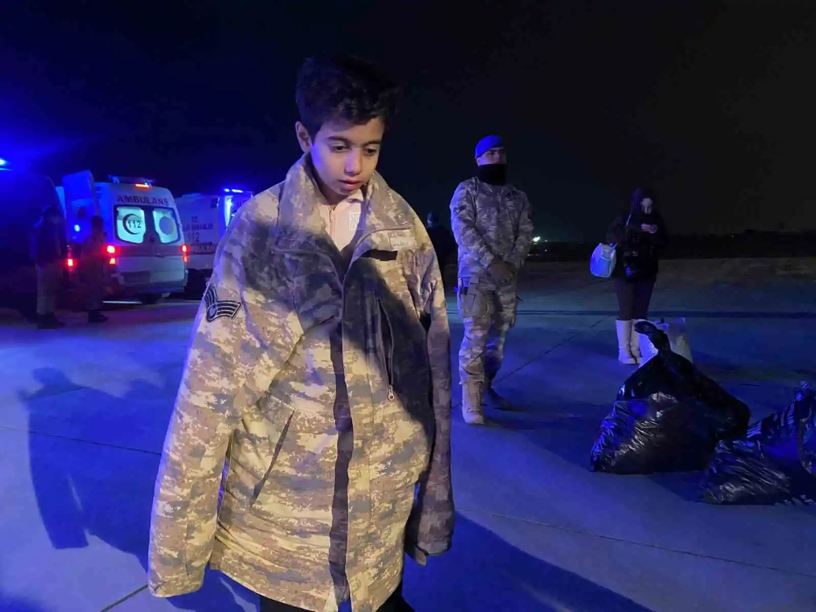 Adana’dan askeri kargo uçağıyla 30 yaralı depremzede İstanbul’a getirildi