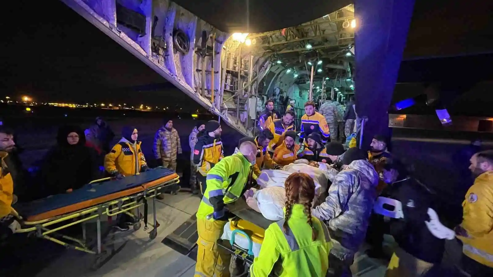 Adana’dan askeri kargo uçağıyla 47 yaralı İstanbul’a getirildi