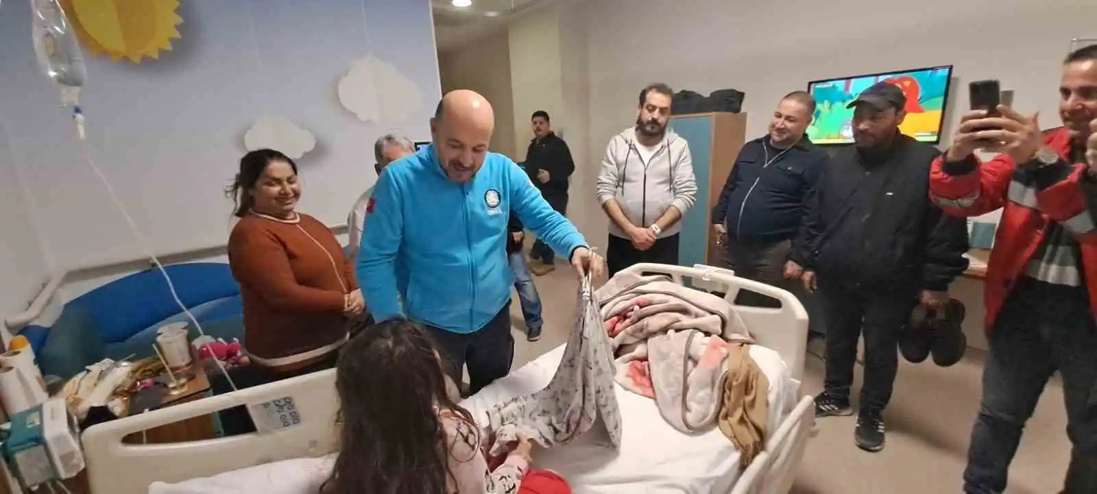 Adana İl Sağlık Müdürü Nacar, yaralı kurtulan vatandaşları hastanede ziyaret etti
