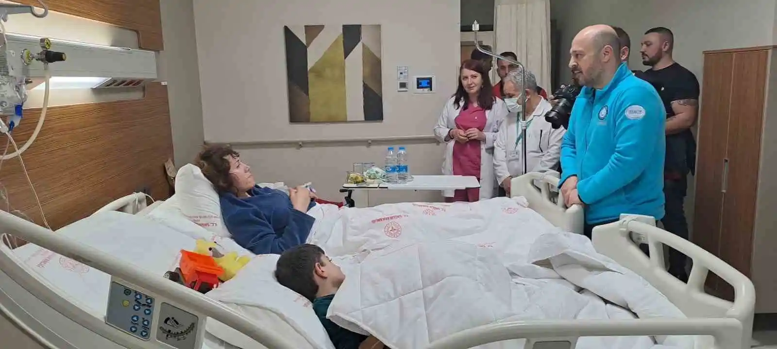 Adana İl Sağlık Müdürü Nacar, yaralı kurtulan vatandaşları hastanede ziyaret etti
