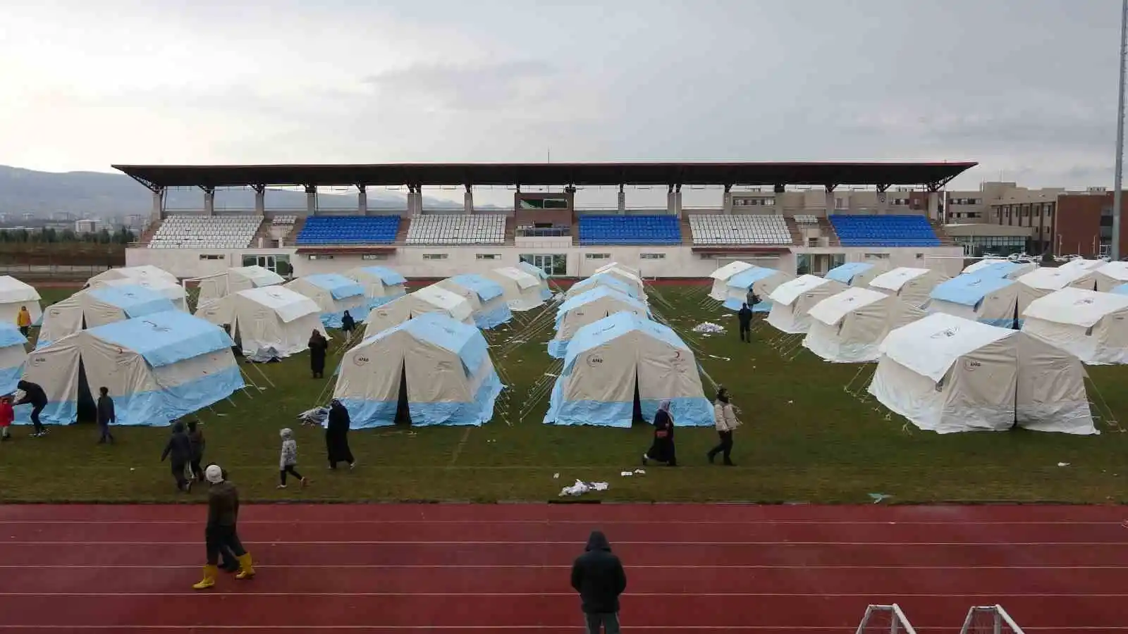 Adıyaman'da deprem çadırları kurulmaya başlandı

