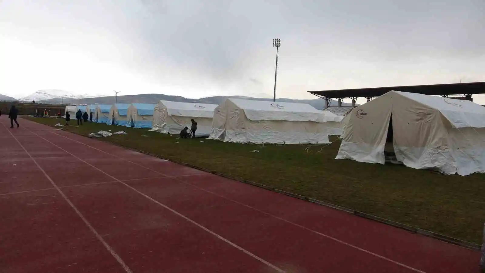 Adıyaman’da deprem çadırları kurulmaya başlandı