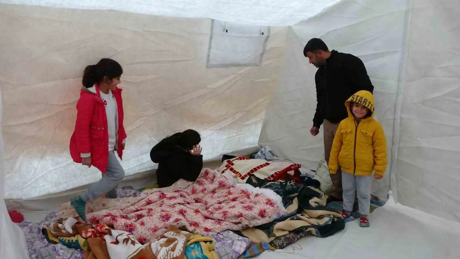 Adıyaman’da deprem çadırları kurulmaya başlandı