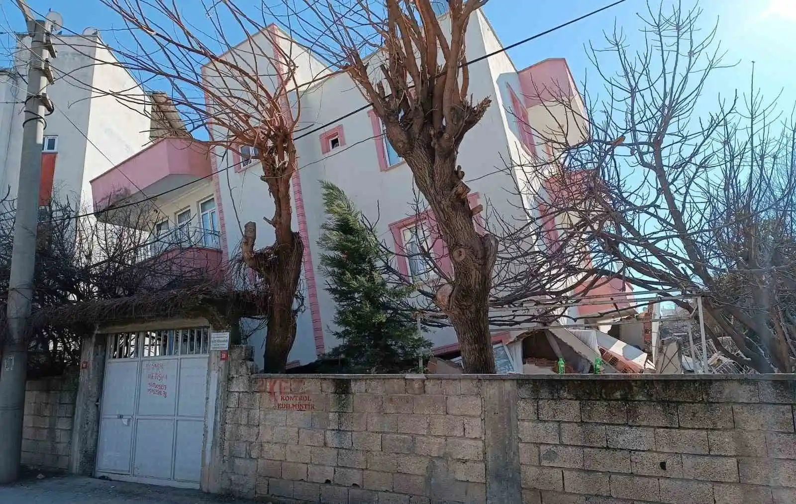 Adıyaman’da kontrol edilen binalar işaretlenip yıkılıyor