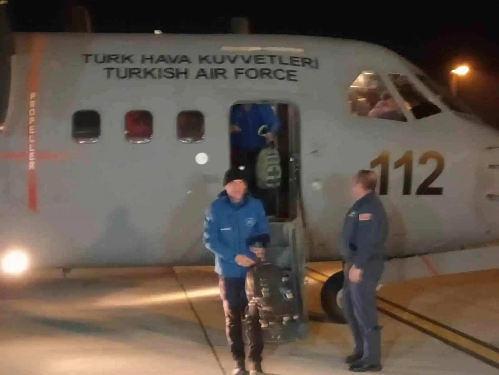 Adıyaman’daki deprem bölgesinde çalışan İspanyol ekip Türk Silahlı Kuvvetleri’ne ait uçakla İstanbul’a getirildi
