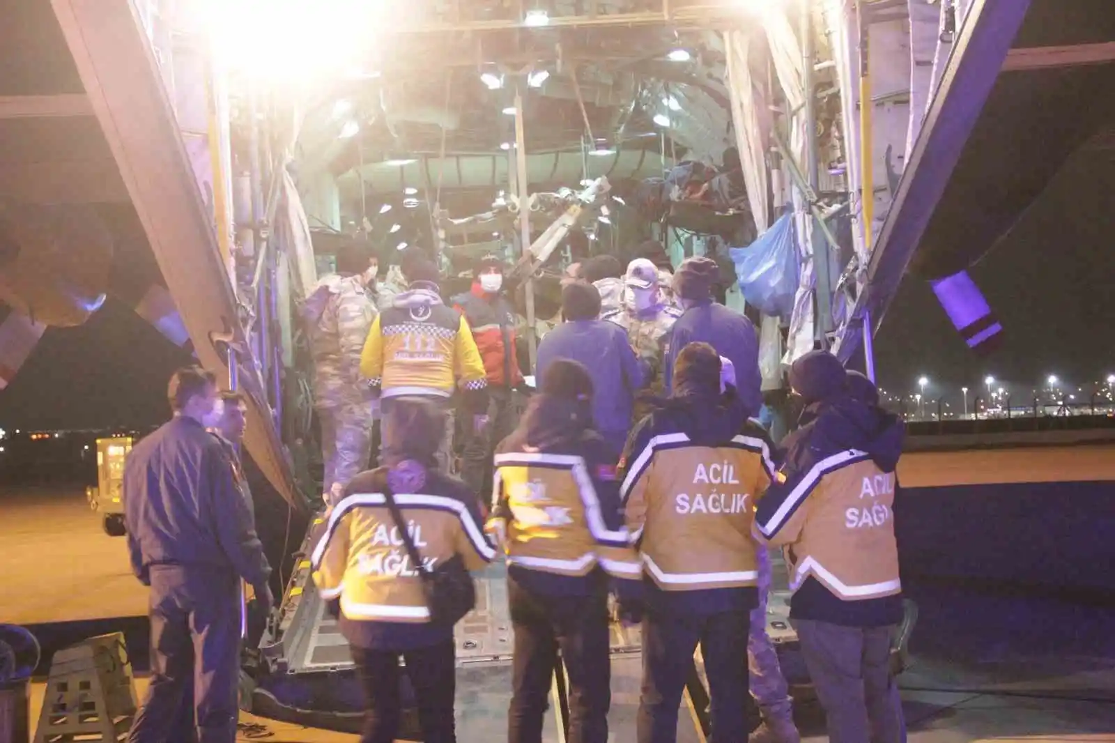 Adıyaman’dan 46 depremzede İzmir’e getirildi