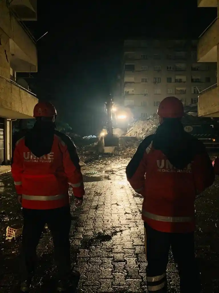 Afet bölgesine ilk giden sağlıkçıların duygulandıran hâtıraları
