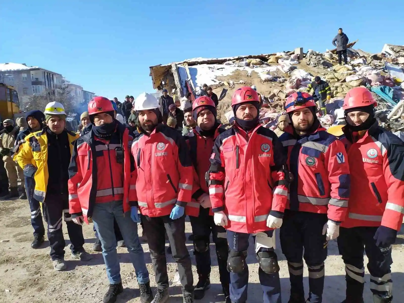 Afet bölgesine ilk giden sağlıkçıların duygulandıran hâtıraları
