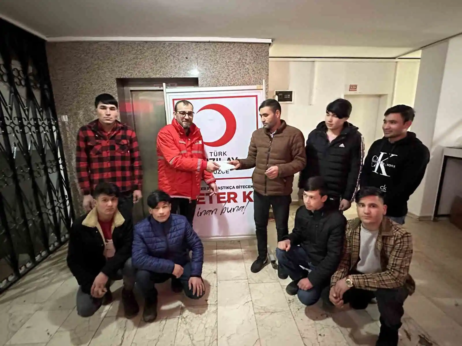 Afganistanlı gençlerden duyarlı bağış