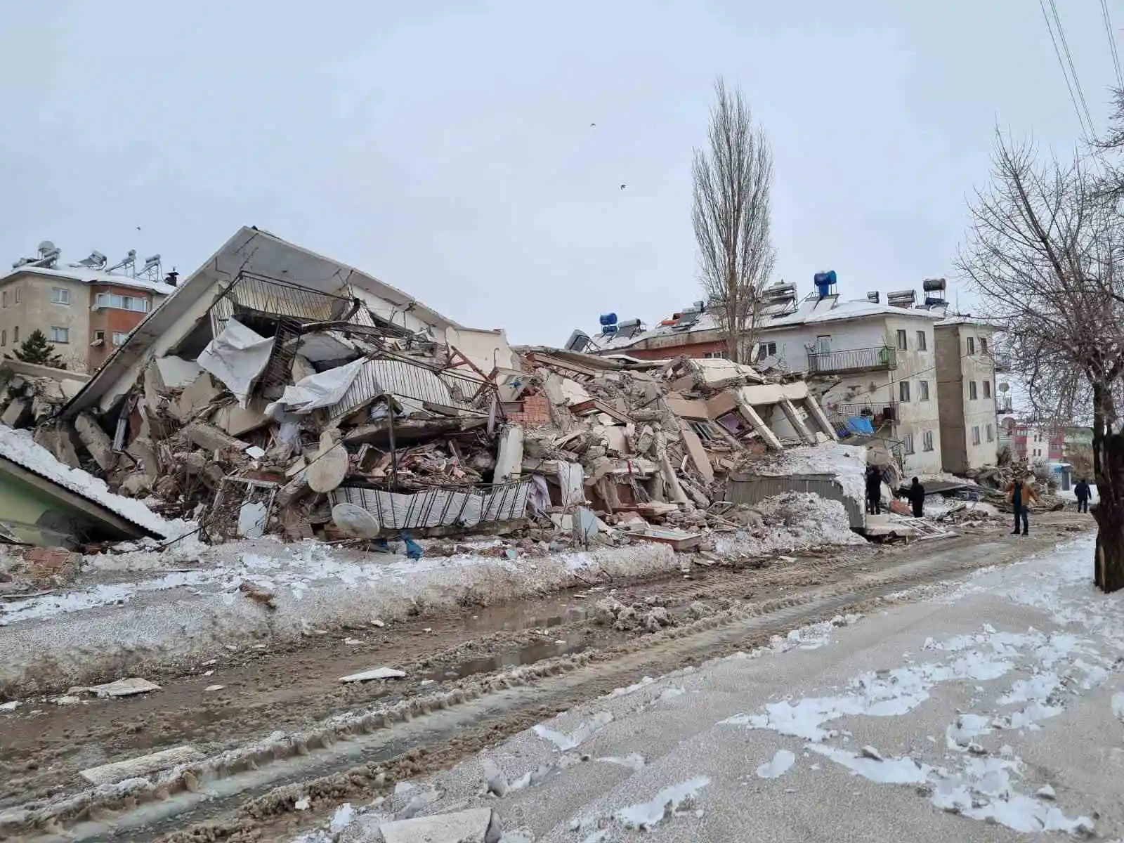 Afşin Belediyesi deprem seferberliğinde
