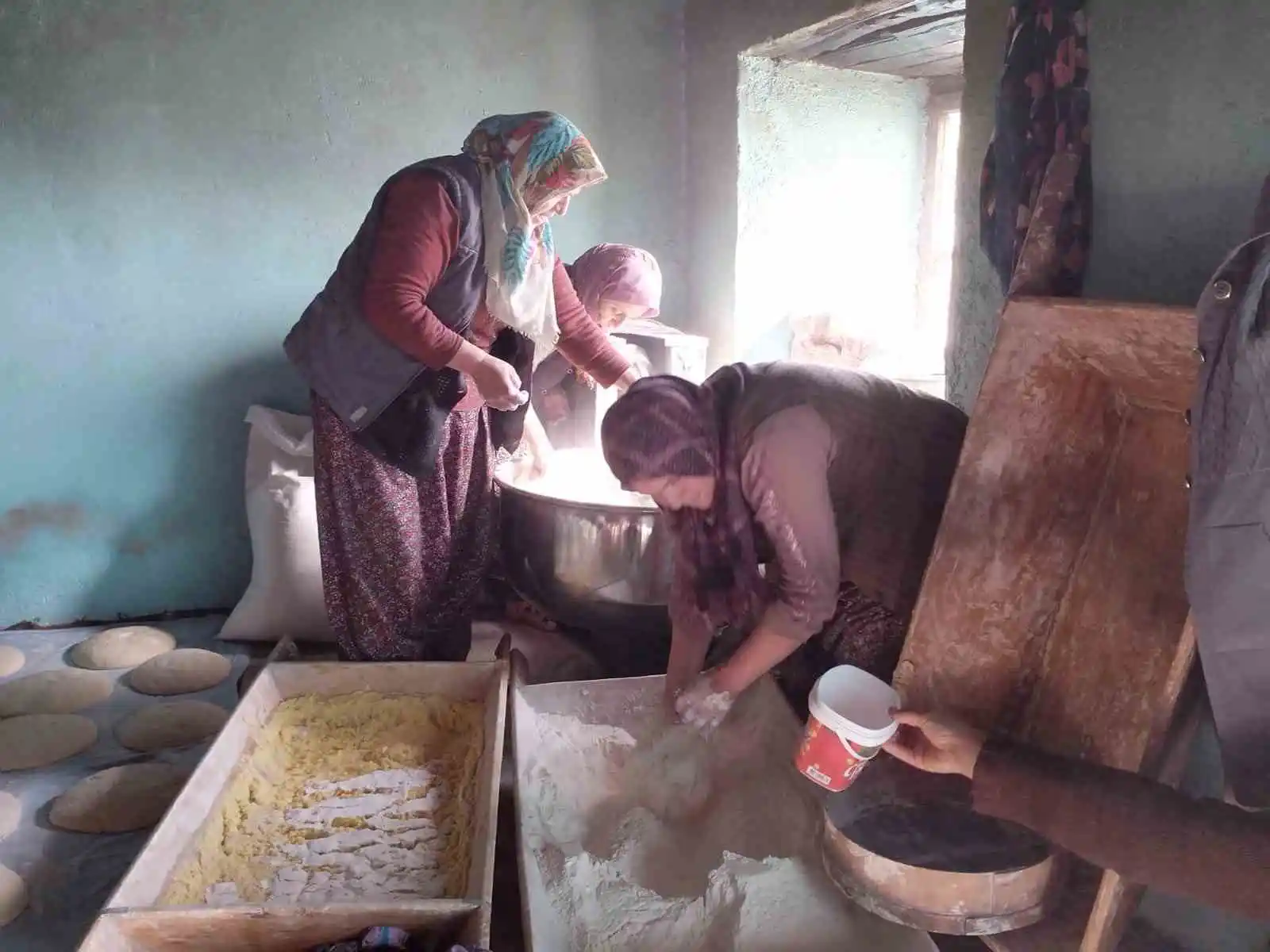 Afyonkarahisar'da depremzedeler için köy ekmeği seferberliği başlatıldı