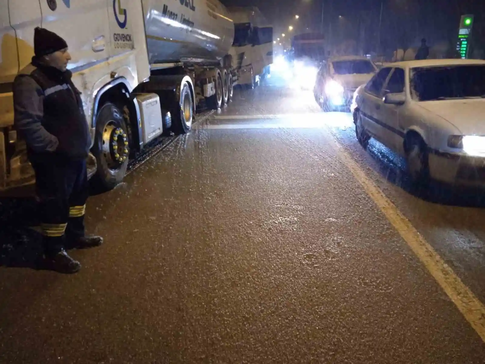 Afyonkarahisar’da kar yağışı ulaşımda olumsuzlara neden oldu