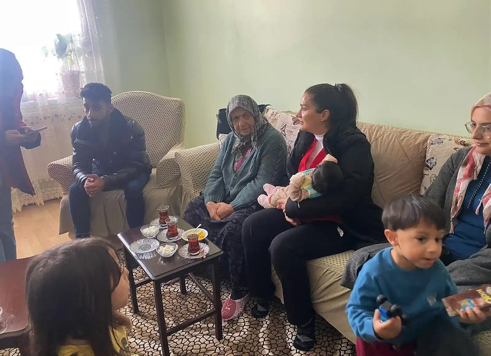 Ağrı'dan deprem bölgesine giden ekipler hayat kurtarmaya devam ediyor