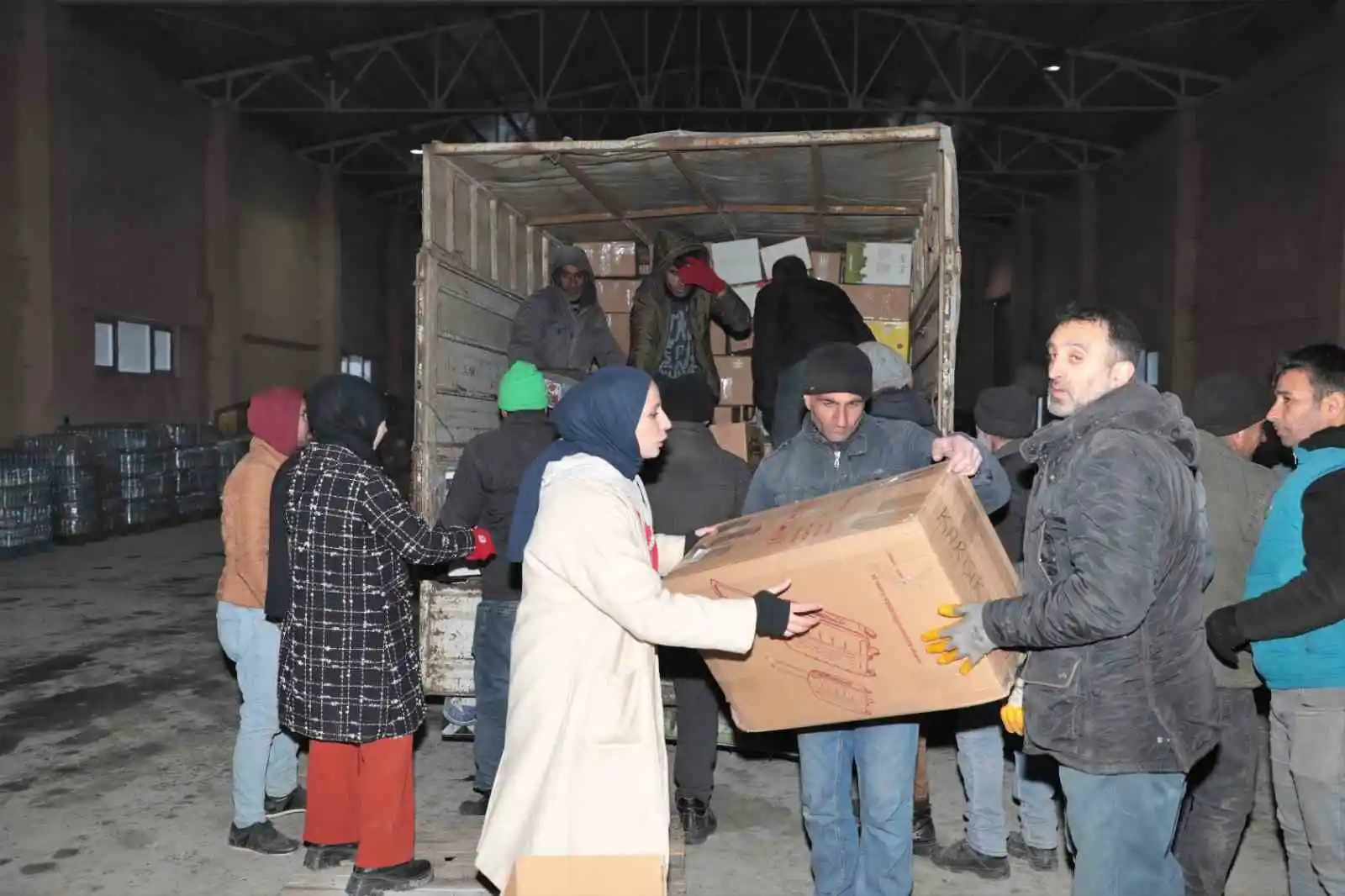 Ağrı’dan deprem bölgesine giden ekipler hayat kurtarmaya devam ediyor