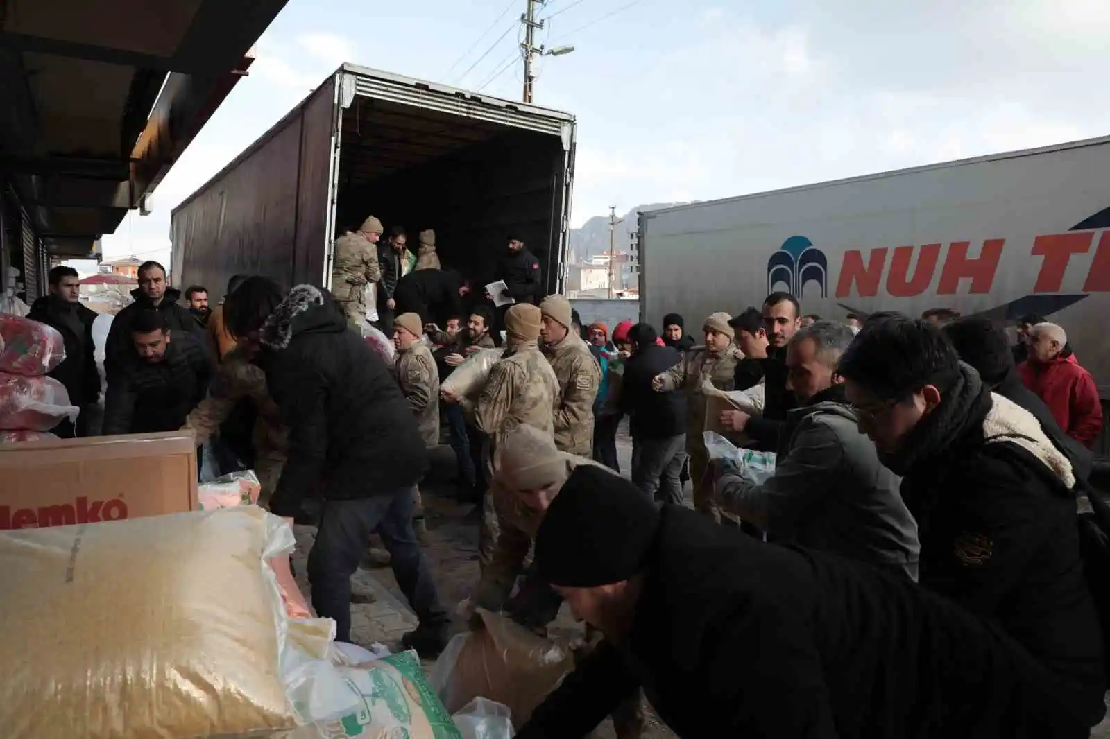 Ağrı’dan deprem bölgesine giden ekipler hayat kurtarmaya devam ediyor