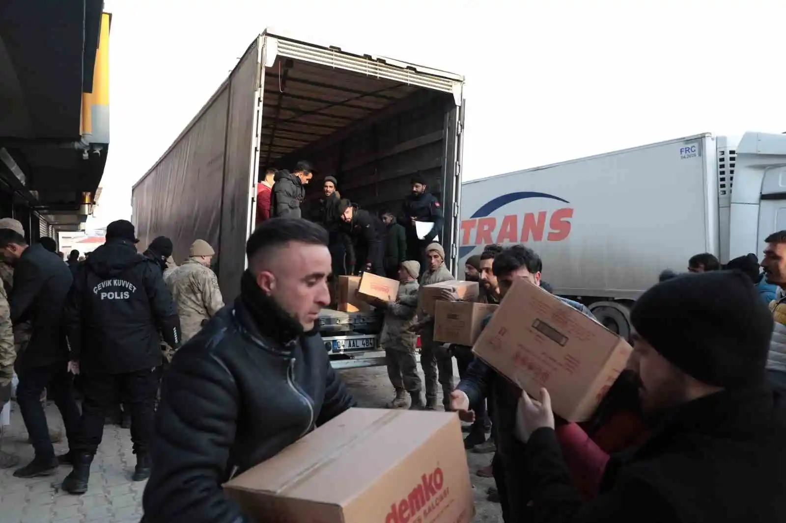 Ağrı’dan deprem bölgesine giden ekipler hayat kurtarmaya devam ediyor
