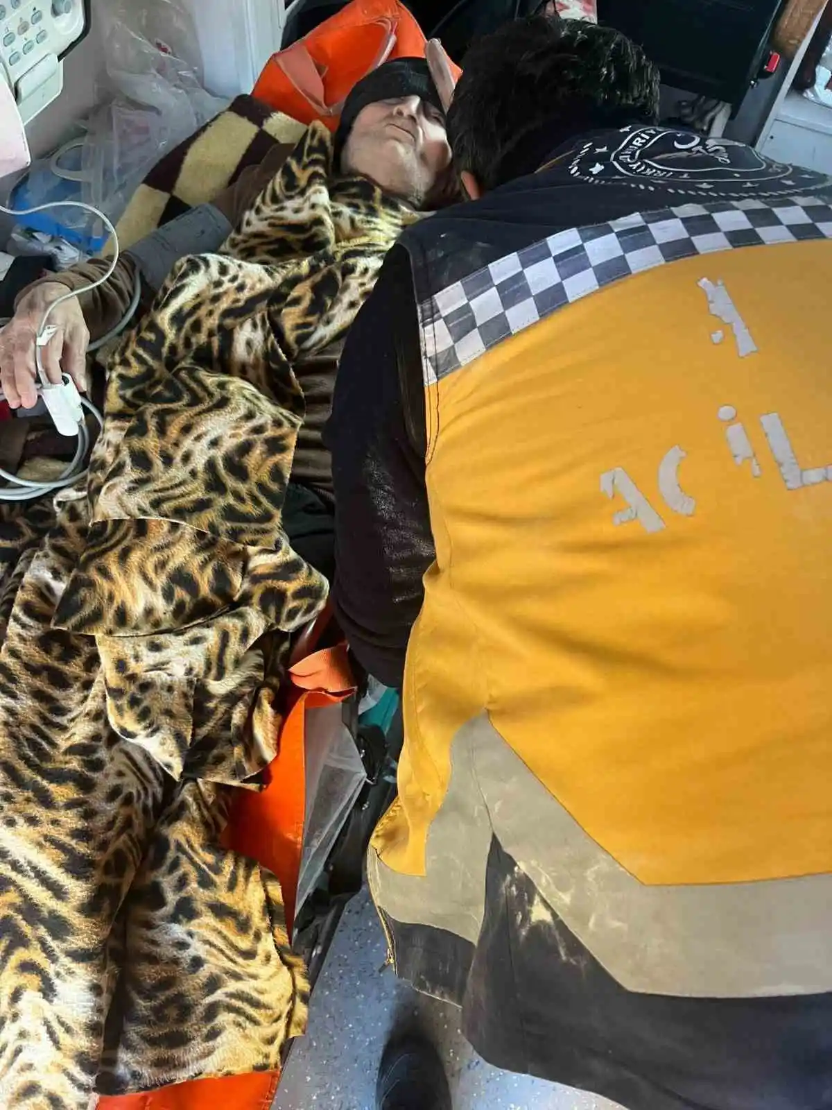 Ağrı’dan deprem bölgesine giden ekipler hayat kurtarmaya devam ediyor