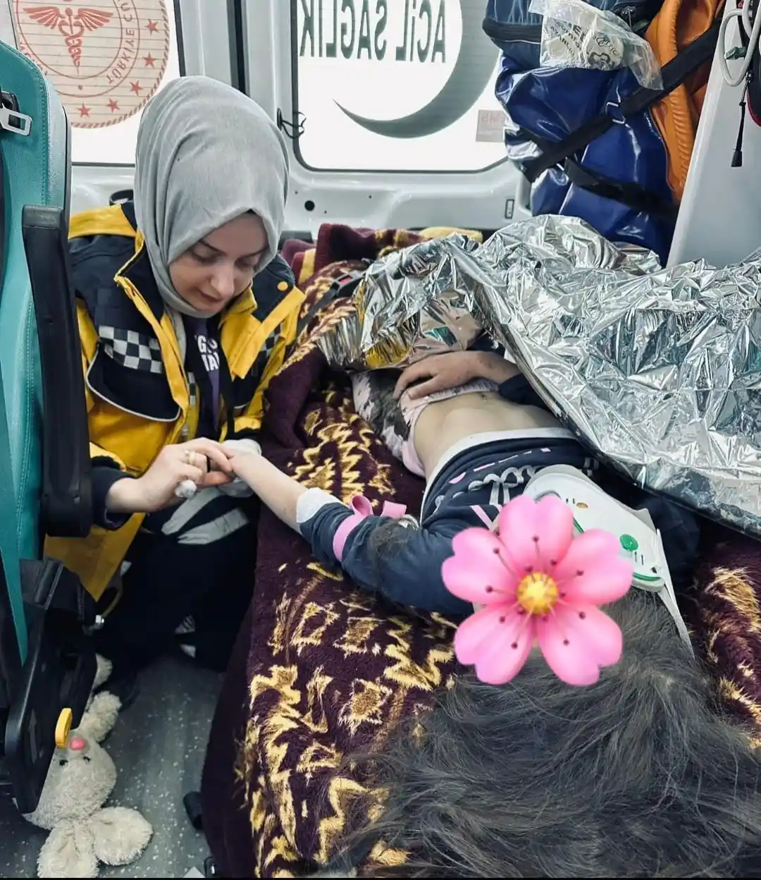 Ağrı’dan deprem bölgesine giden ekipler hayat kurtarmaya devam ediyor