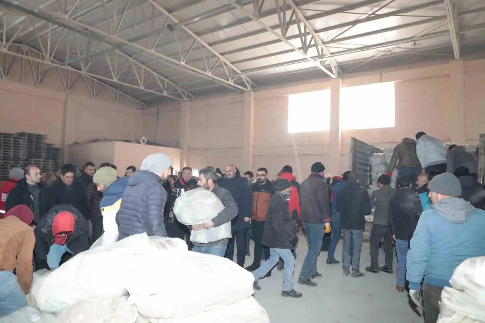 Ağrı’dan deprem bölgesine giden ekipler hayat kurtarmaya devam ediyor