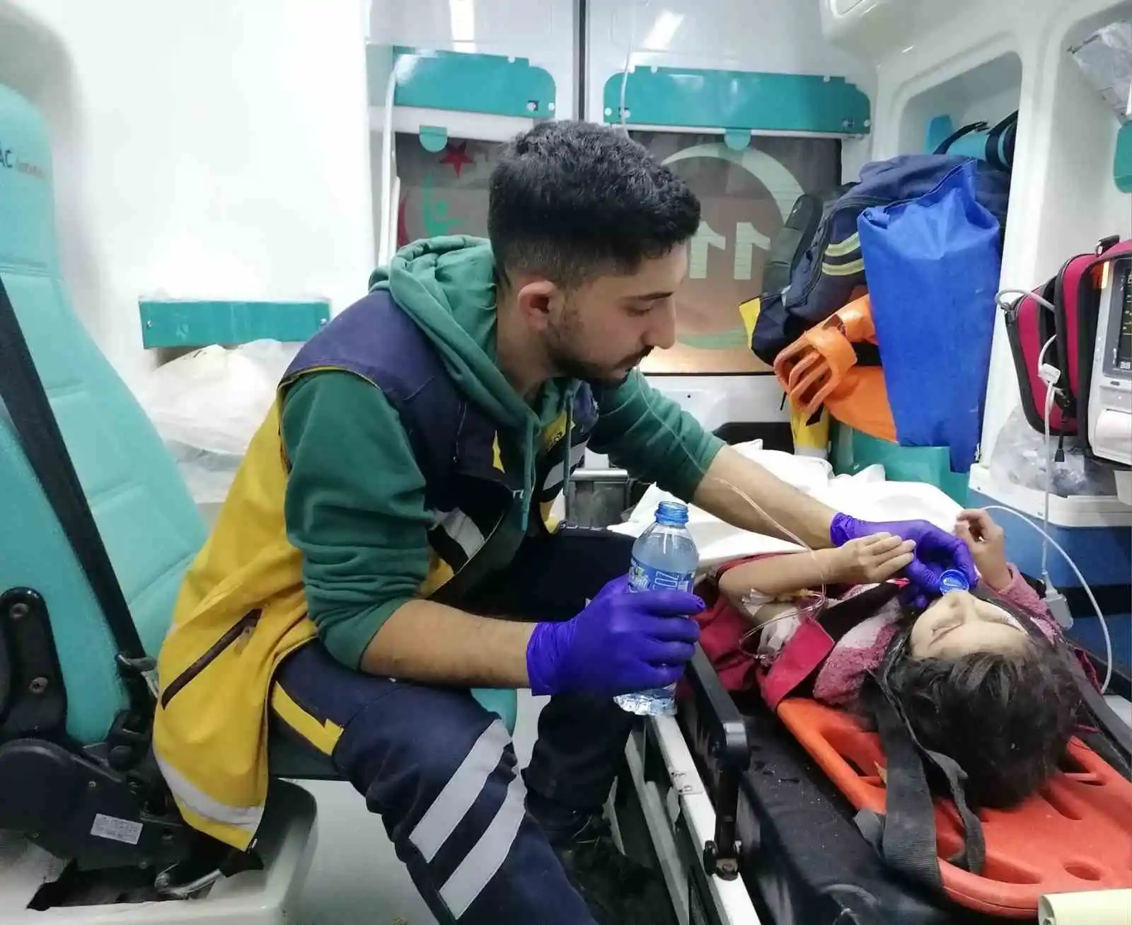 Ağrı’dan deprem bölgesine giden ekipler hayat kurtarmaya devam ediyor