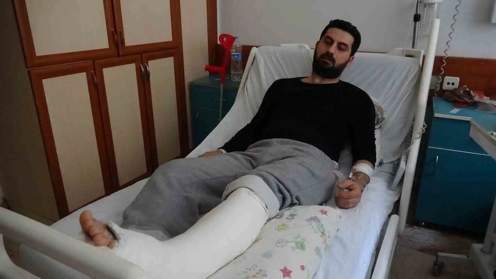 Ailesini çıkardı, kendisi son anda yaralı kurtuldu: “Oğlum yatağa değse sıçrıyorum”