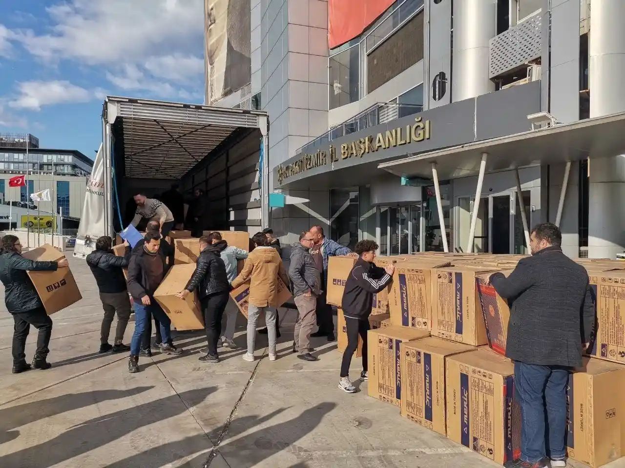 AK Parti İzmir'den deprem bölgesine 5 günde 86 tır yardım
