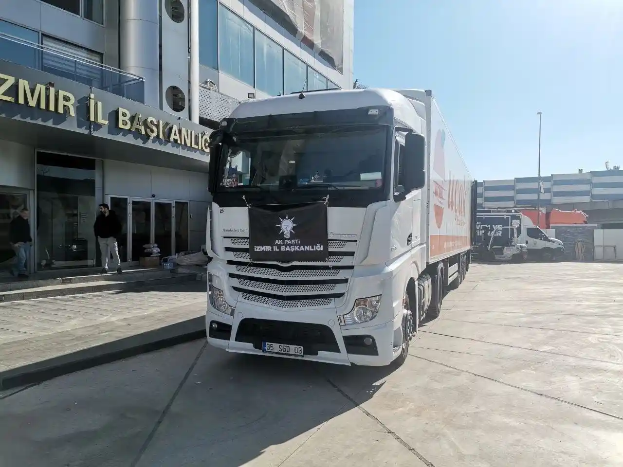 AK Parti İzmir’den deprem bölgesine 5 günde 86 tır yardım