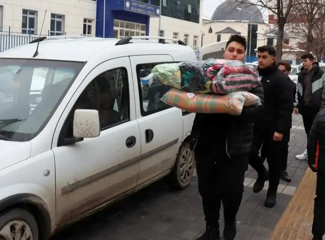 AK Parti Kütahya İl Başkanlığı, Hatay’a malzeme ve erzak yüklü 2 tır gönderdi