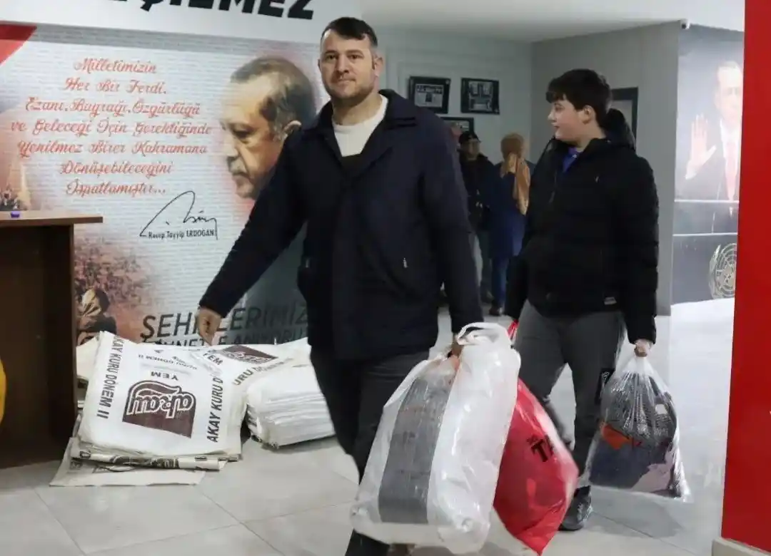 AK Parti Kütahya İl Başkanlığı, Hatay’a malzeme ve erzak yüklü 2 tır gönderdi