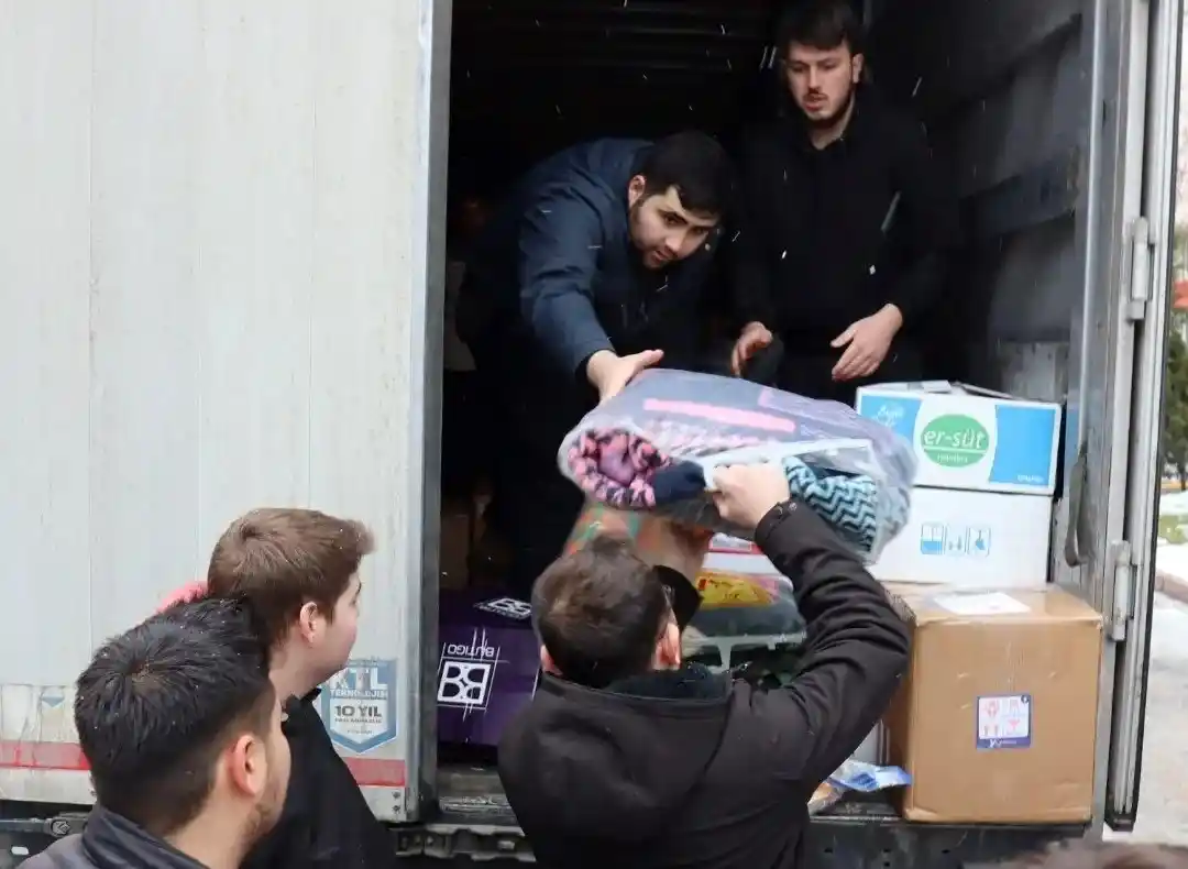 AK Parti Kütahya İl Başkanlığı, Hatay’a malzeme ve erzak yüklü 2 tır gönderdi