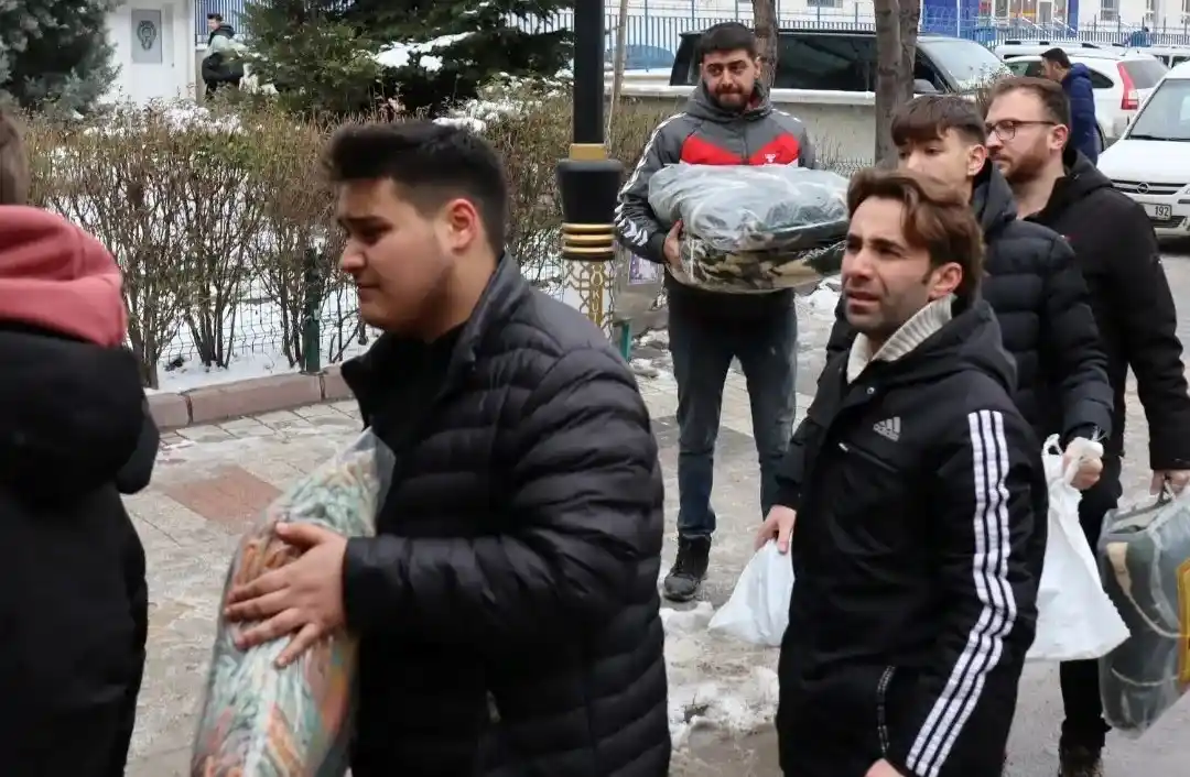 AK Parti Kütahya İl Başkanlığı, Hatay’a malzeme ve erzak yüklü 2 tır gönderdi