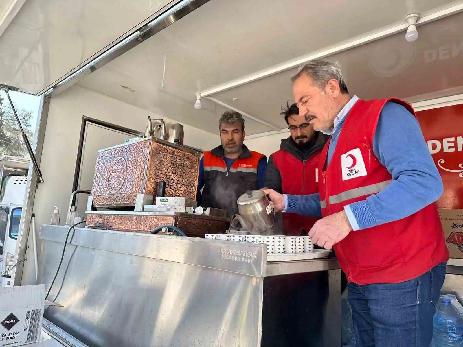 AK Partili Tin, Kahramanmaraş’ta çocukları yalnız bırakmadı