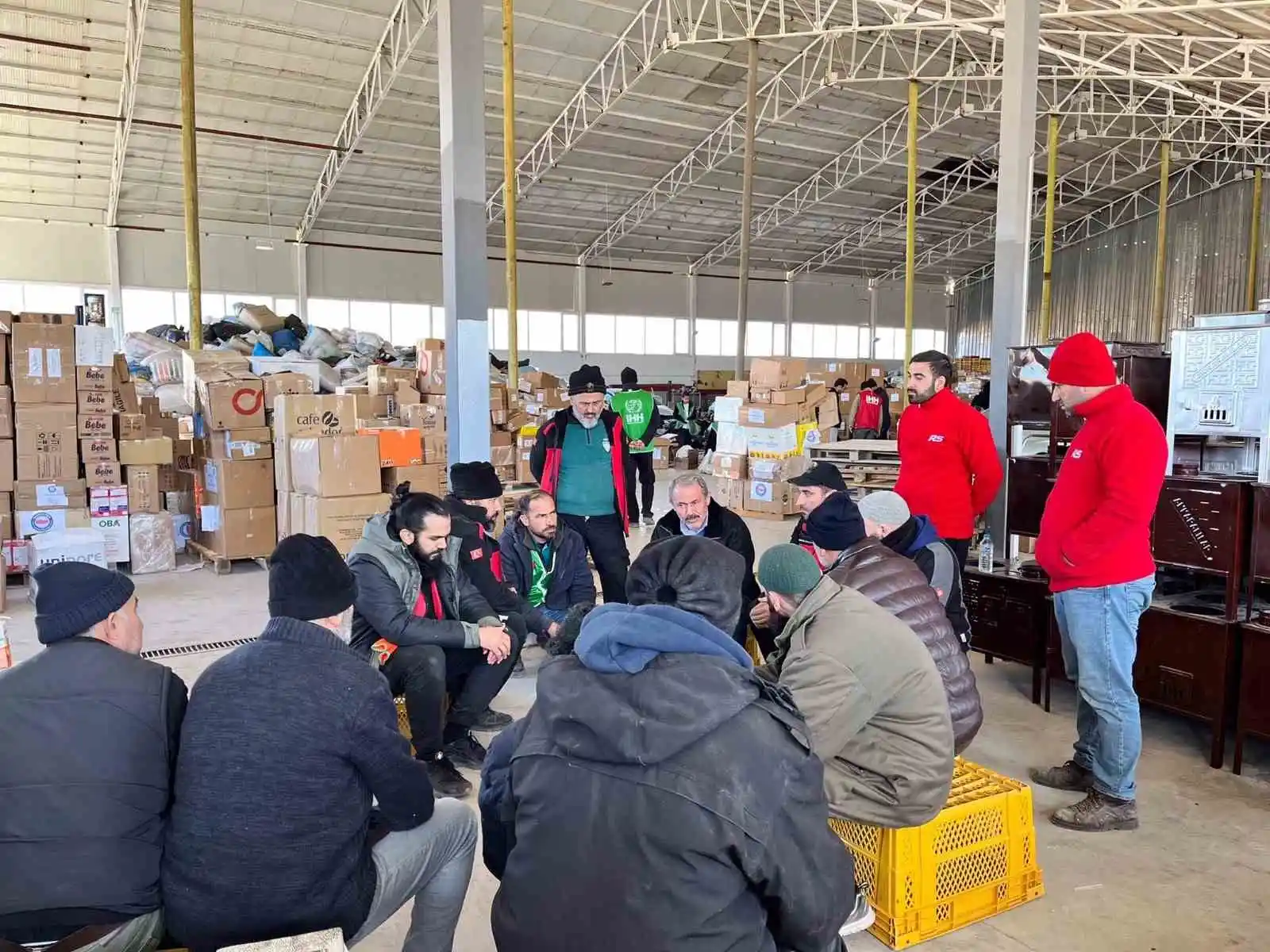 AK Partili Tin, Kahramanmaraş’ta çocukları yalnız bırakmadı