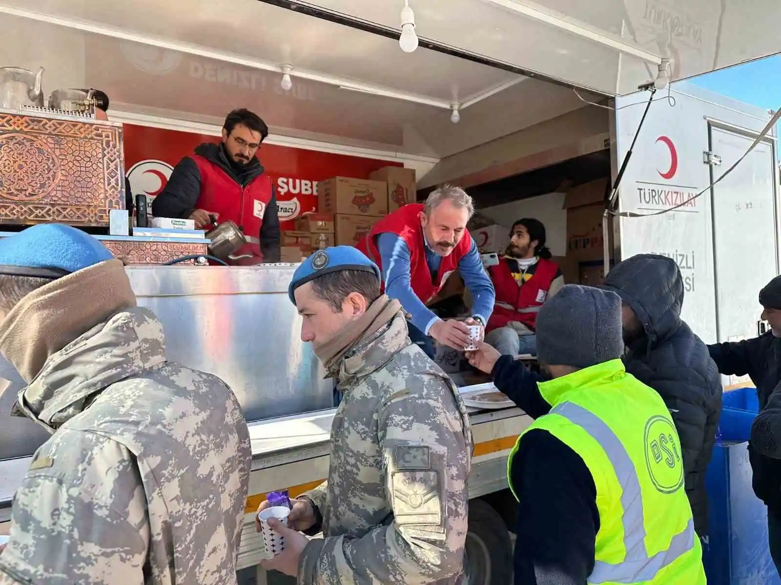 AK Partili Tin, Kahramanmaraş’ta çocukları yalnız bırakmadı