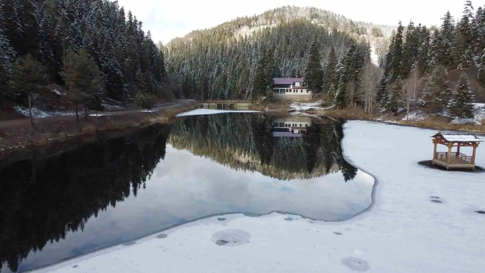 Akgöl Tabiat Parkı'nda kartpostallık kar manzarası
